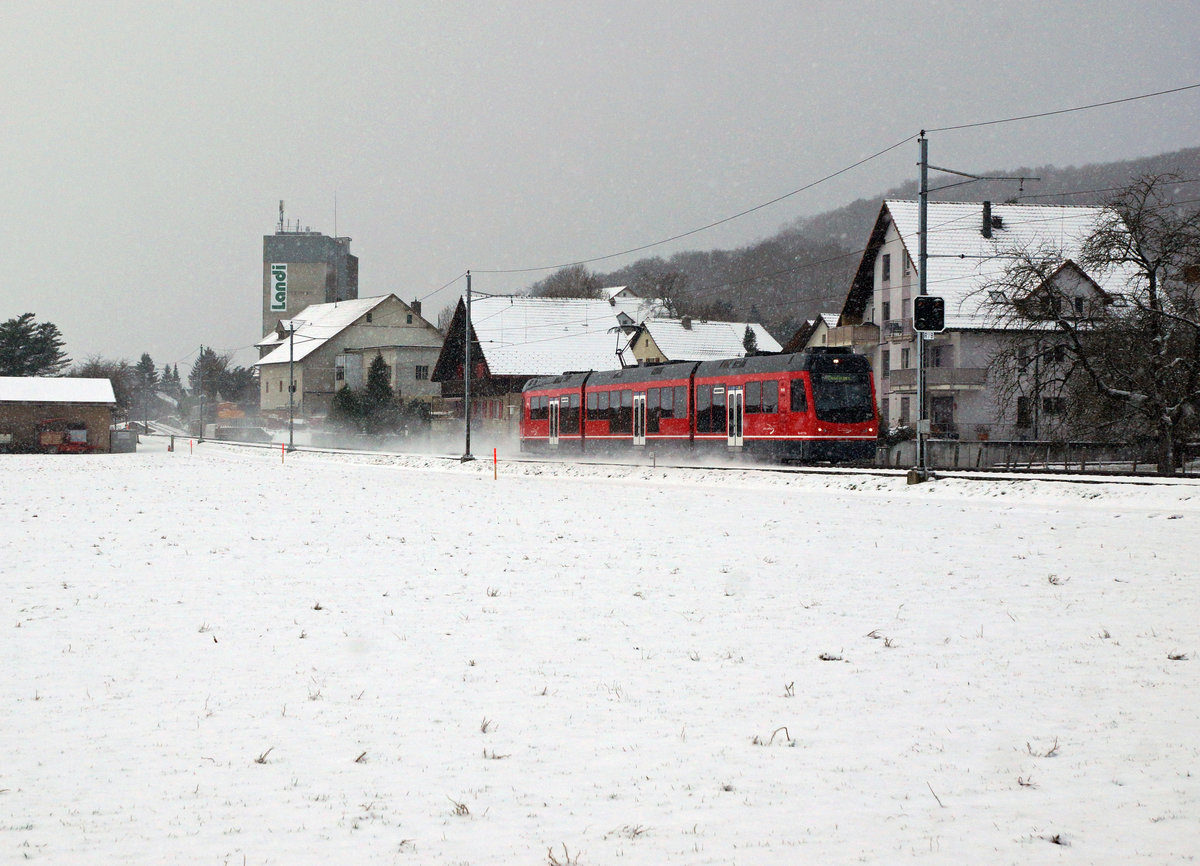 ASm: Regionalzug nach Oensingen mit einem Be 4/8 bei Niederbipp am 3. Januar 2017 während einem Schneegestöber.
Foto: Walter Ruetsch