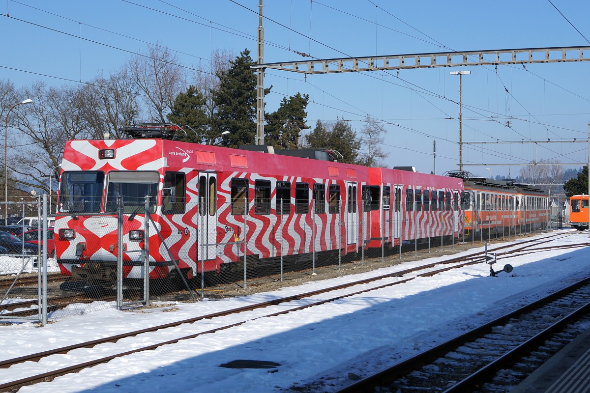 ASm: Unter freiem Himmel stehen die beiden ältesten Triebzüge (ex FW und ex BTI/SZB) in Langenthal am 11. Februar 2015 für Reserve-Einsätze bereit.
Foto: Walter Ruetsch 