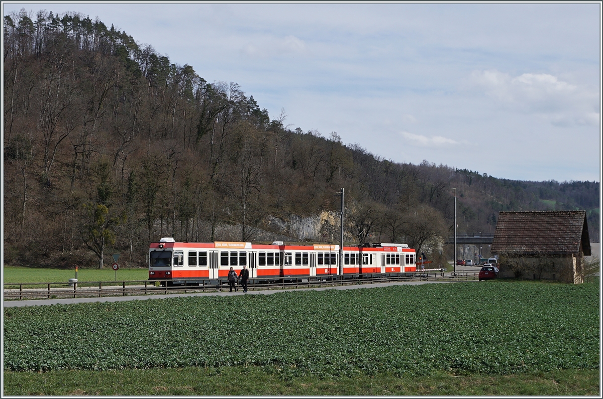 Auch bei Lampenberg-Ramlinsburg verläuft die WB meist neben der Strasse, doch das hier etwas weitere Tal ermöglichte doch ein paar  Landschaft -Bilder der Waldenburger Bahn.

25. März 2021