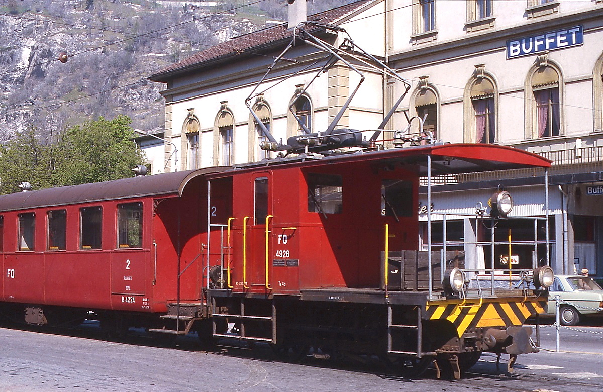 Auch ein Rangiertraktor ist ein Foto wert, hier FO Te 2/2 4962 im Frhjahr 1981 auf dem Bahnhofsvorplatz von Brig