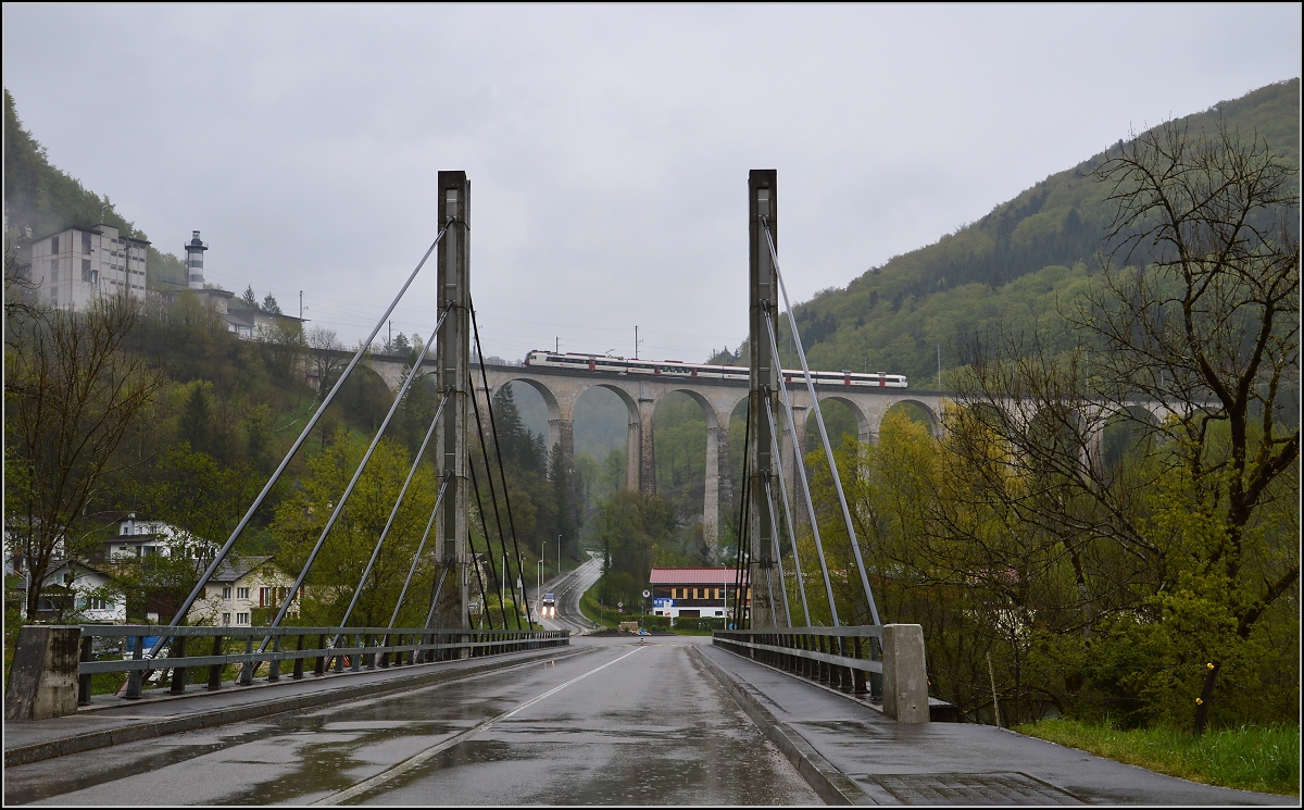 Auf dem Viadukt von St.Ursanne. Ein NPZ berquert den Viadukt Richtung Delsberg. April 2016.