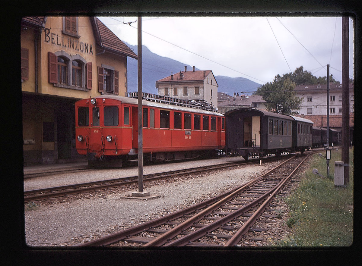 Auf der einstigen RhB-Strecke Bellinzona-Mesocco, 14.September 1970: Triebwagen 454 am Ausgangspunkt der Strecke in Bellinzona. 