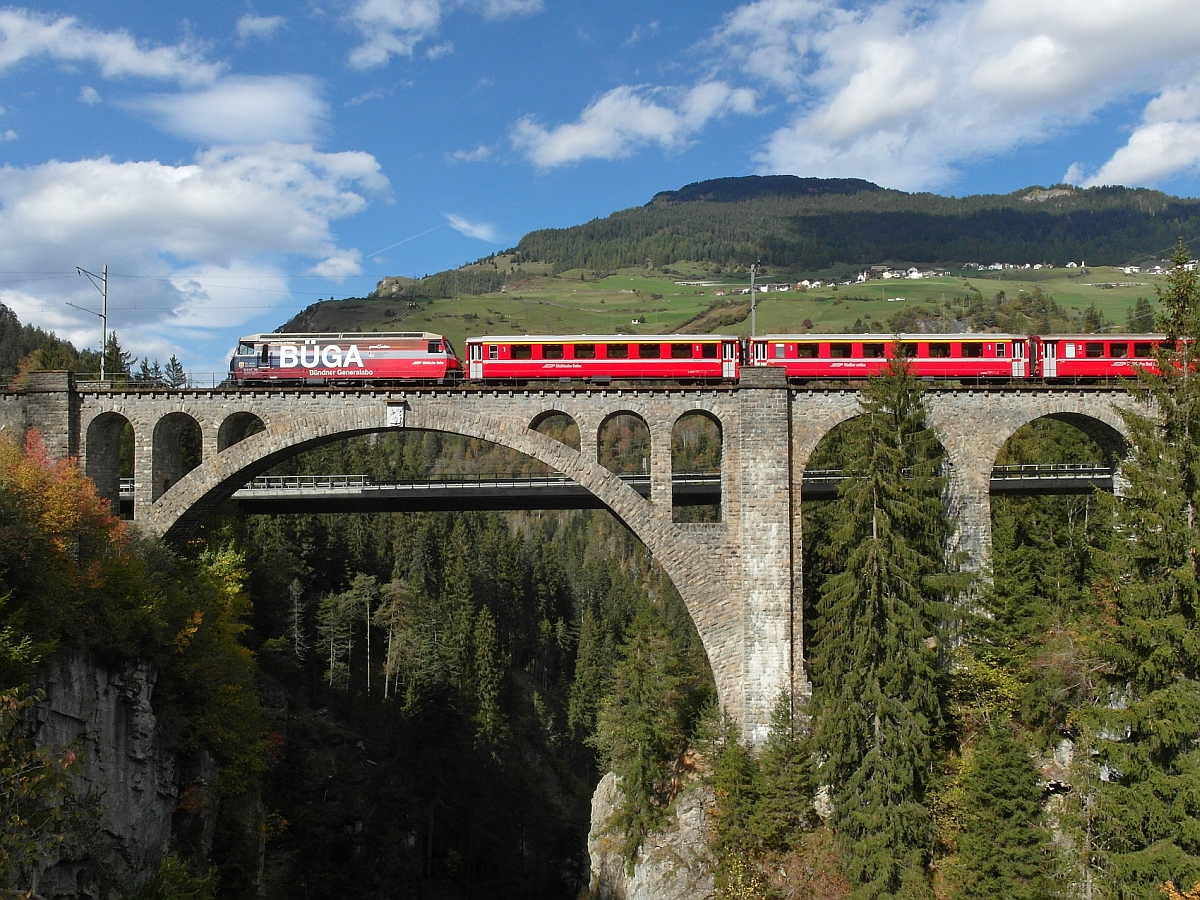 Auf der Fahrt von St. Moritz nach Chur überquert RE 1140 die vom Fluss Albula geprägte Schinschlucht. Aufnahme entstand am 12.10.2014 von der Solisbrücke bei Alvaschein, unterhalb von Tiefencastel.