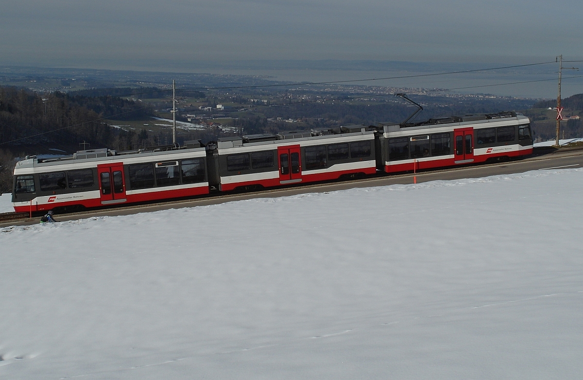 Auf einer Streckenlänge von knapp 10 Kilometern überwindet die Trogenerbahn zwischen den beiden Endstationen St. Gallen und Trogen eine Höhendifferenz von 330 m. Mit einer Steigung von bis zu 76 ‰ ist die Trogenerbahn die steilste schmalspurige Adhäsionsbahn der Schweiz. Am 07.03.2015 befindet sich ein Triebwagen vom Typ Be 4/8 als S21 4144 auf der Fahrt nach Trogen kurz vor Speicher.
