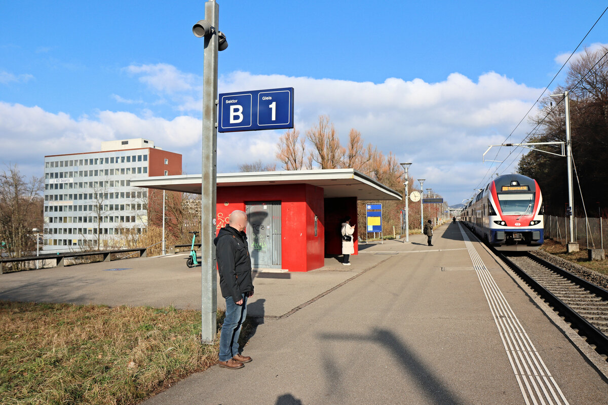 Auf der Zürcher S7 über Kloten: Die S7 fährt von Winterthur via Meilen am rechten Seeufer bis Rapperswil, nimmt aber als einzige S-Bahnlinie zwischen Bassersdorf und Oerlikon den Weg via Kloten. In Kloten-Balsberg besteht dabei über eine Passerelle Zugang zur Glatttalbahn. Im Bild fährt 511 043 in Kloten-Balsberg ein, unterwegs nach Rapperswil. 6.Februar 2023  