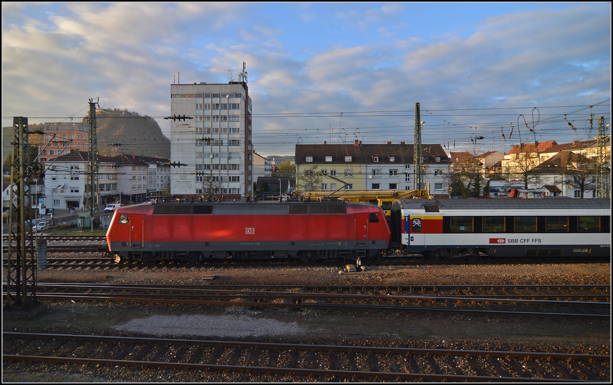 Ausfahrt von 120 133-7 mit IC 184 nach Stuttgart. Singen, November 2013.