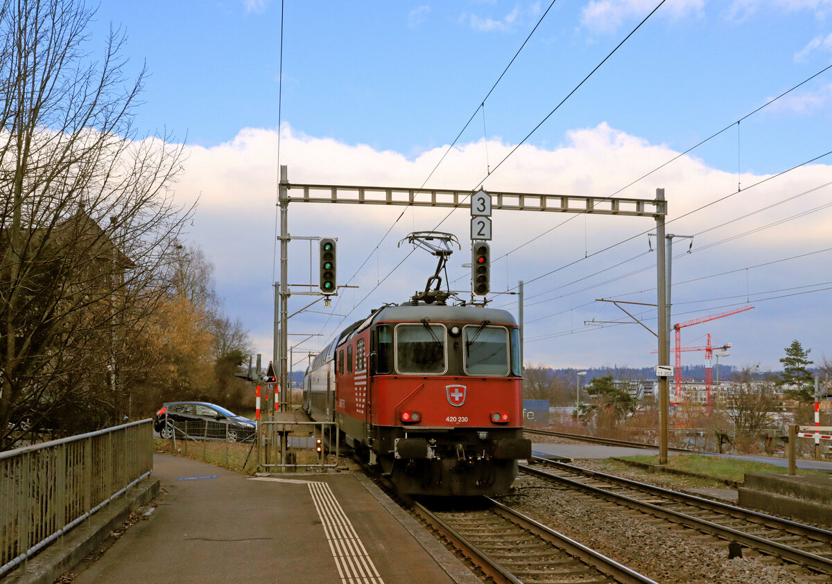 Ausfahrt einer S-Bahn S19 aus Dietlikon Richtung Effretikon - Winterthur, zuhinterst die Re420 230. 6.Februar 2023   