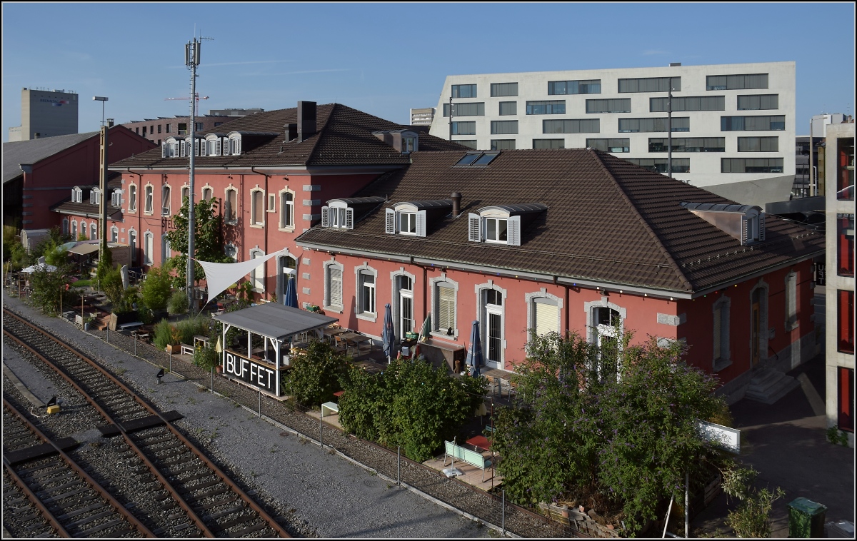 Basel St. Johann. Das Empfangsgebäude selbst ist zwar nicht so alt, aber hinter dem Bahnhof verliefen die ersten Gleise in der Schweiz, lange bevor die Spanisch-Brötli-Bahn gebaut war. Basel, Juli 2017.