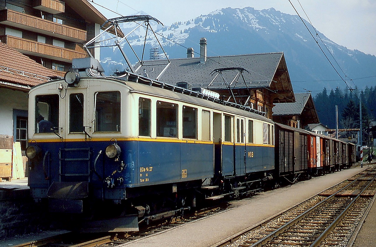 BDe 4/4 27 der MOB rangiert im Mai 1981 im Bahnhof Gstaad