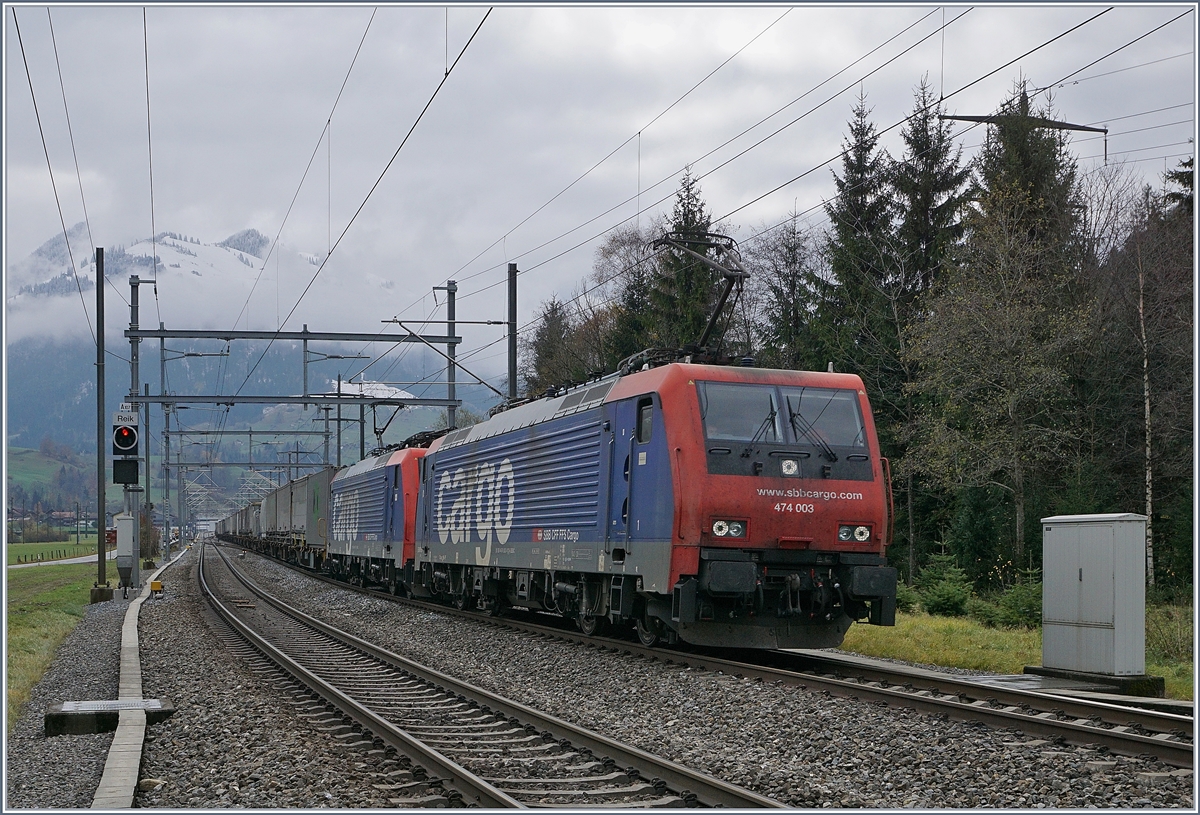 Bei Mülenen fahren die SBB Cargo Re 474 003 und eine weitere mit einem Transitgüterzug Richtung Spiez. 
9. Nov. 2017