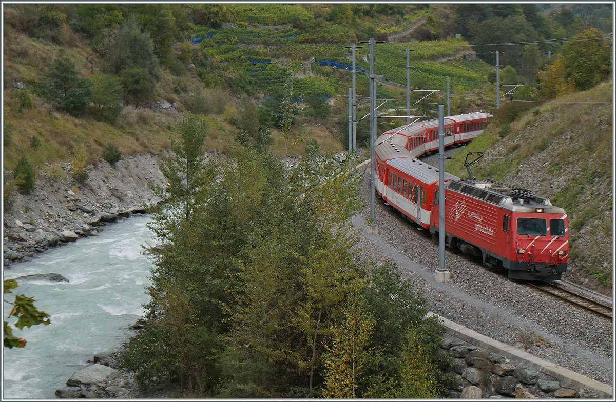 Bei Neubrück zieht eine HGe 4/4 mit einem MGB Regionalzug Richtung Zermatt.
30. Sept. 2014