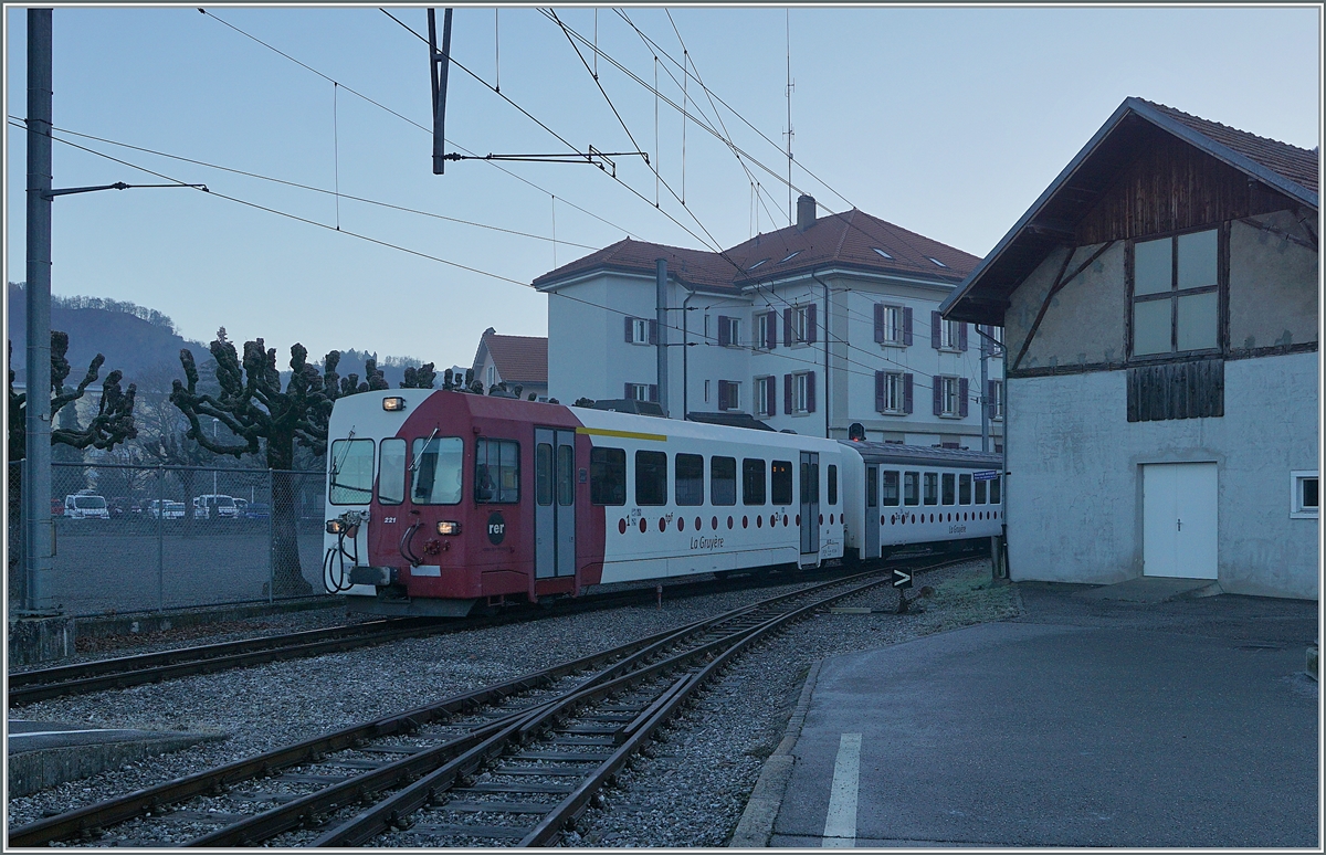 Bereits bei der Rückfahrt des Zugs als S 60 14955 hat sich der Nebel in Broc Village verzogen. Der Zug ist wie folgt formiert: (von hinten nach vorne) TPF Be 4/4 121, B 207, B209 und ABt 221. 

26. Nov. 2020