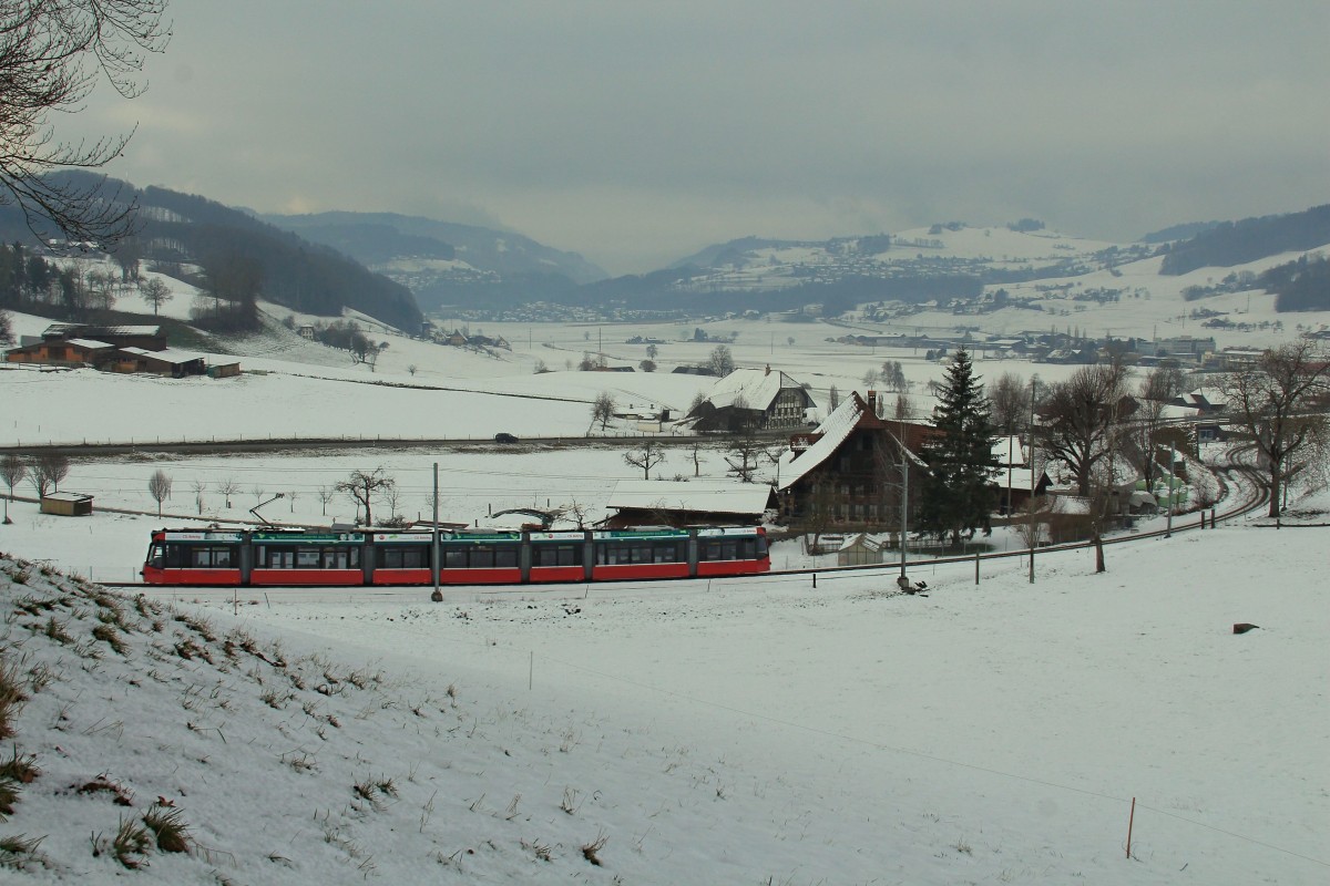 Berner Strassenbahnwagen 752 (Combino) auf der Strecke des Regionalverkehrs Bern-Solothurn bei Worb, 21.Januar 2016. Zwei der neun Kurse dieser Linie werden mit Strassenbahnwagen gefahren. 