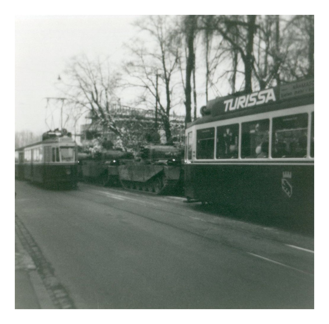 Berner Tram und Panzer: Der nach Wabern fahrende Wagen 110 kreuzt den blockierten Wagen 106. Um 1964. 