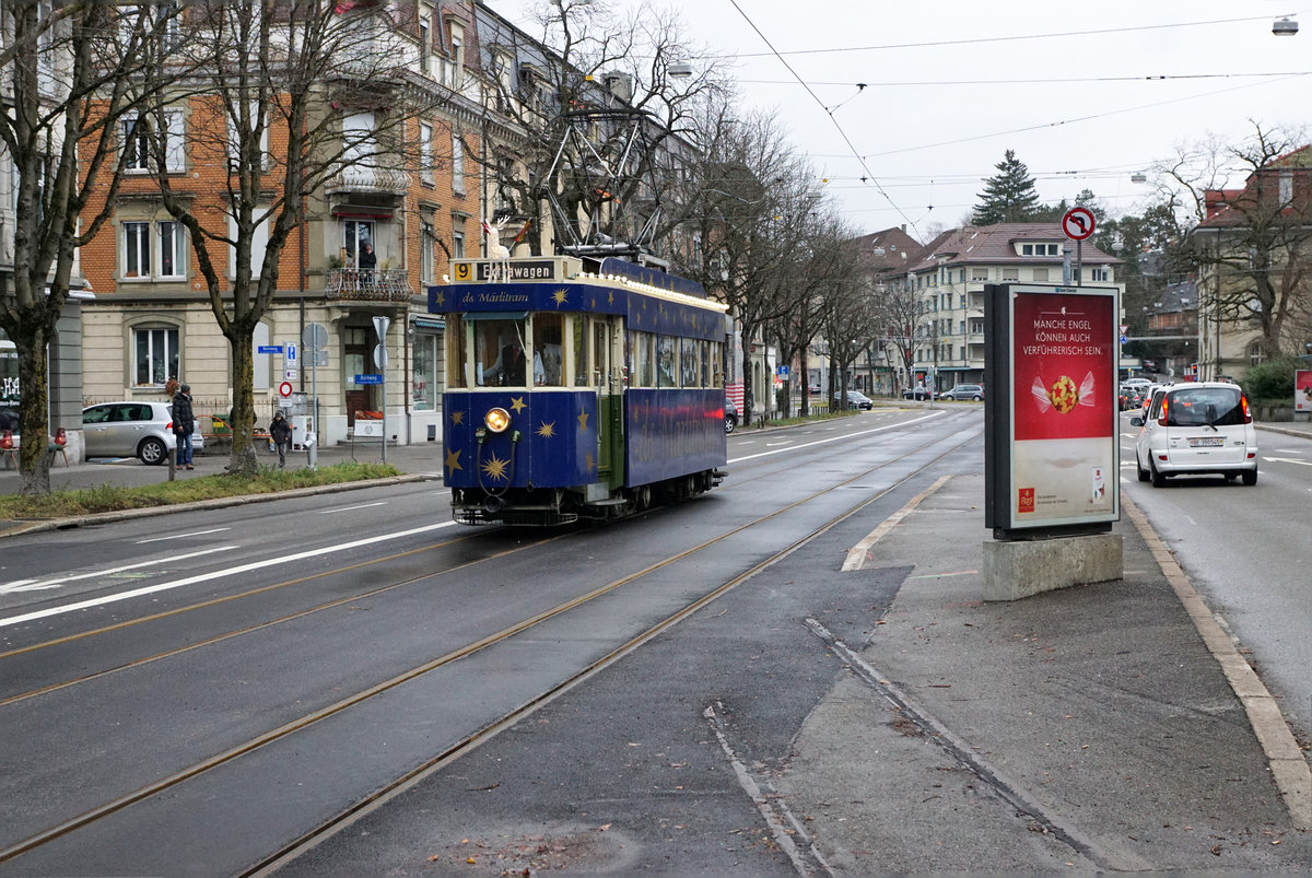 BERNMOBIL:
Mit dem Märlitram in Bern unterwegs am 16. Dezember 2017.
Rechts im Bilde erkennbar ist noch das ehemalige Anschlussgeleise zum damaligen Tramdepot Burgernziel.
Foto: Walter Ruetsch
