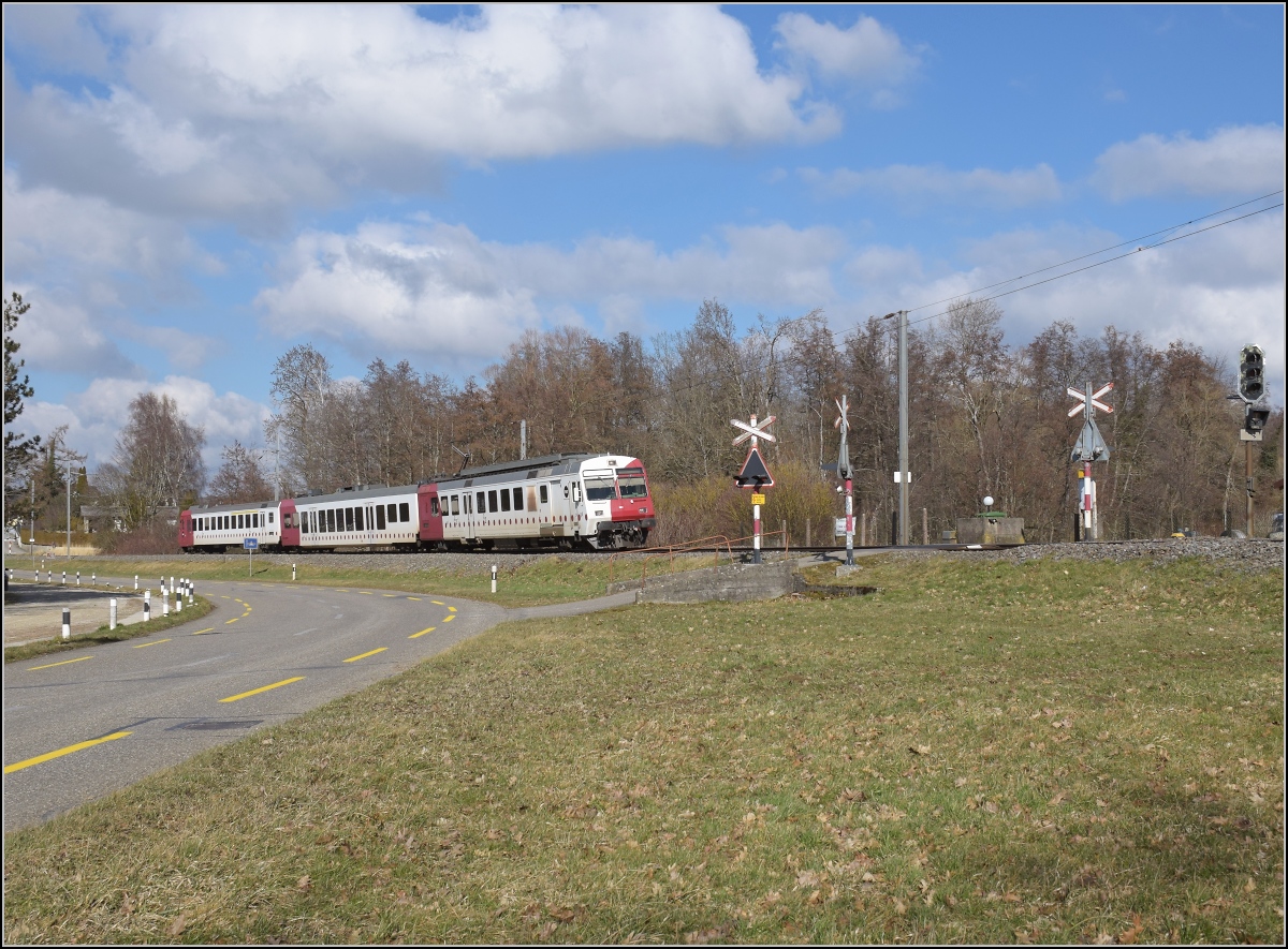 Besuch im Elsgau, heute bekannt als Ajoie.

Ausfahrt aus Bonfol mit RBDe 567 181 im TPC-Kleid. Februar 2022.