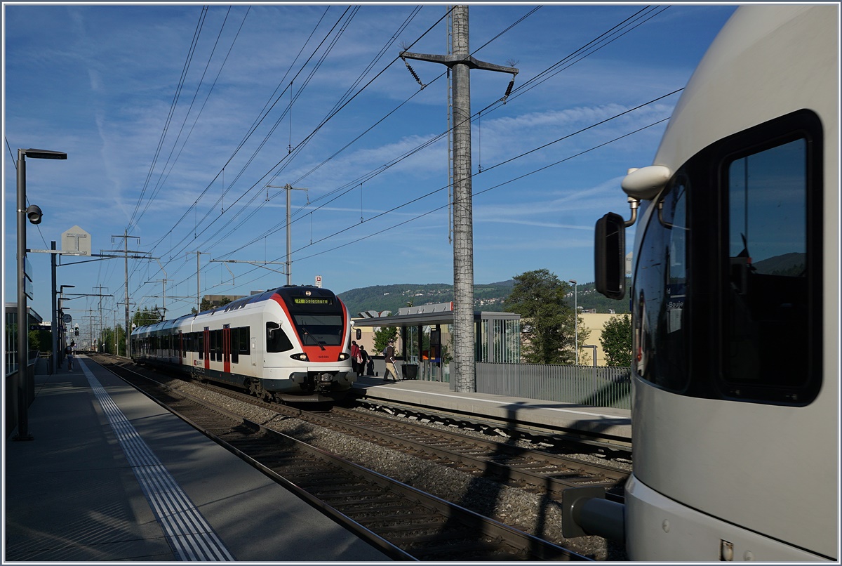  Biel/Bienne Bözingenfeld/Champs-de-Boujean  begegnen sich zwei Flirt Züge, welche als Regionalzüge.
16. Mai 2017