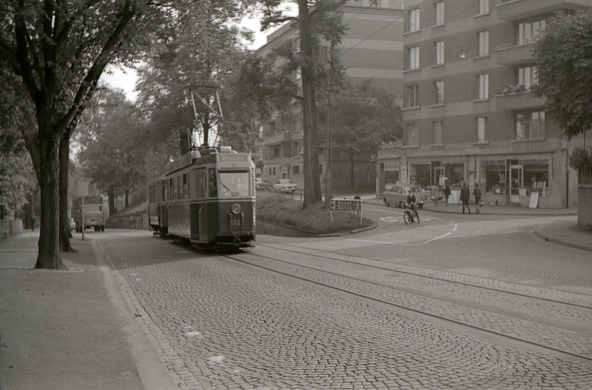 Bierhbeli. Tramzug 172 mit Anhnger 224 hat die Steigung vom Bollwerk her geschafft. 21.September 1965 