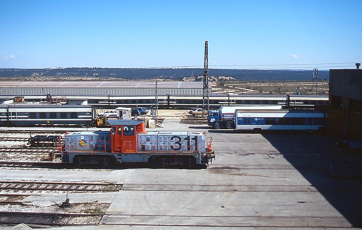 Blick in ein Talgo-Werk der RENFE am Stadtrand von Madrid (Februar 1996). Die dort rangierende Lok der Reihe 311 ist baugleich mit der schweizer Am 841.