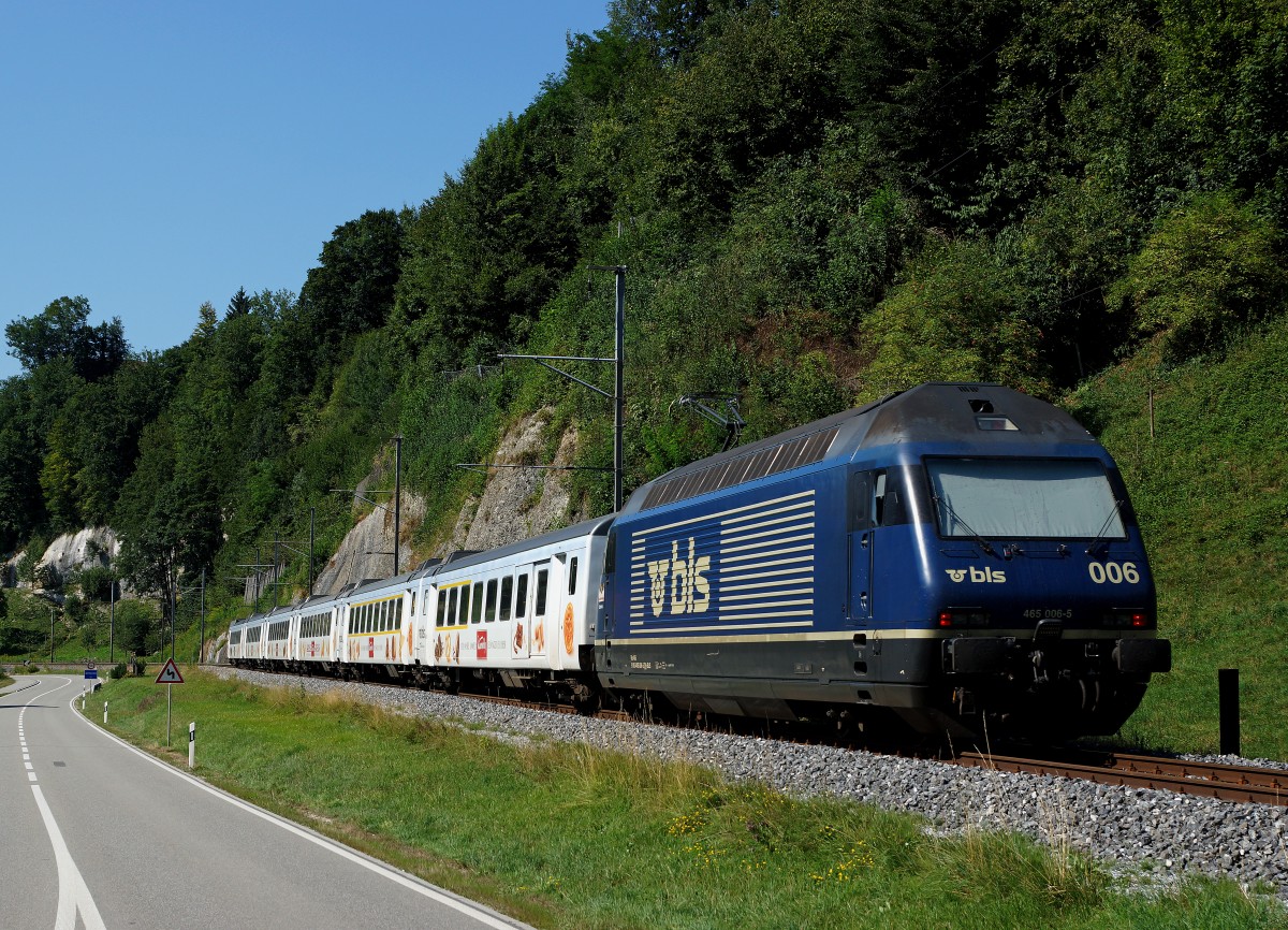 BLS: Der Kambly-Zug mit der unpassenden Re 465 006-5 bei Werthenstein auf der Fahrt nach Bern am 7. August 2015.
Foto: Walter Ruetsch