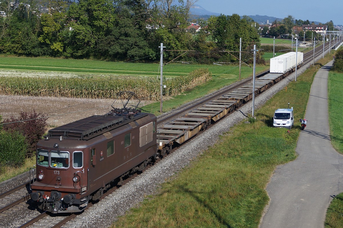 BLS: Einmal aus einer anderen Perspektive aufgenommen wurde die Re 4/4 173 zwischen Selzach und Bettlach am 2. Oktober 2014.
Foto: Walter Ruetsch 