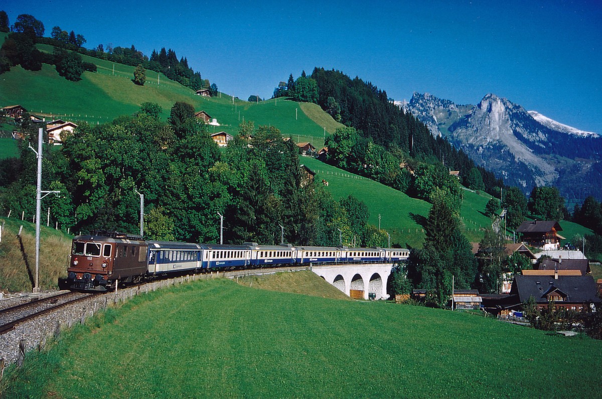 BLS: Interlaken Ost-Zweisimmen mit Re 4/4 162 (1964) bei Weissenbach im Jahre 2002.
Foto: Walter Ruetsch