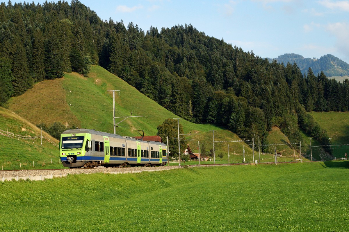 BLS: RABe 525 04  NINA  als S6 Luzern-Langnau i.E. bei Wiggen am 9. September 2015.
Foto: Walter Ruetsch