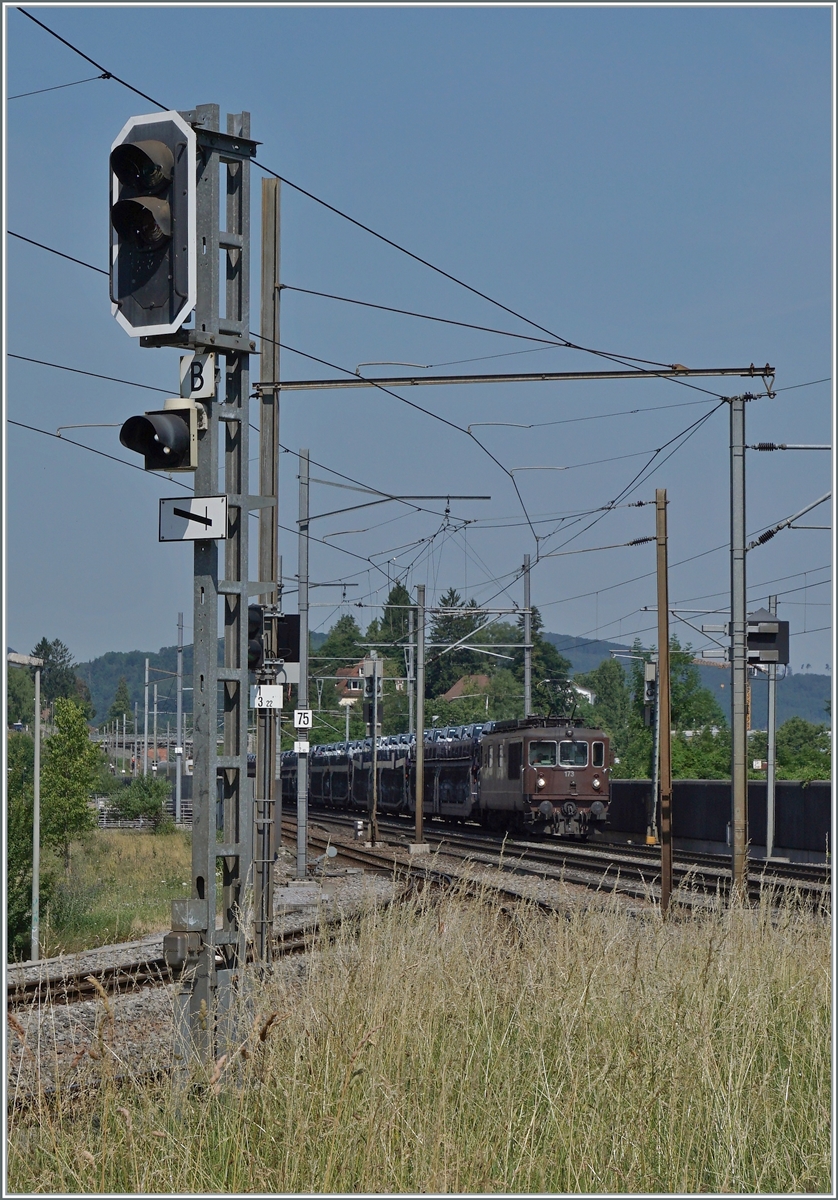 BLS Re 4/4 166 - 173, ab 1970; die BLS Re 4/4 173  Lötschental  ist bei der WB Haltstelle Altmarkt auf dem Weg in Richtung Olten.  

22. Juni 2017 