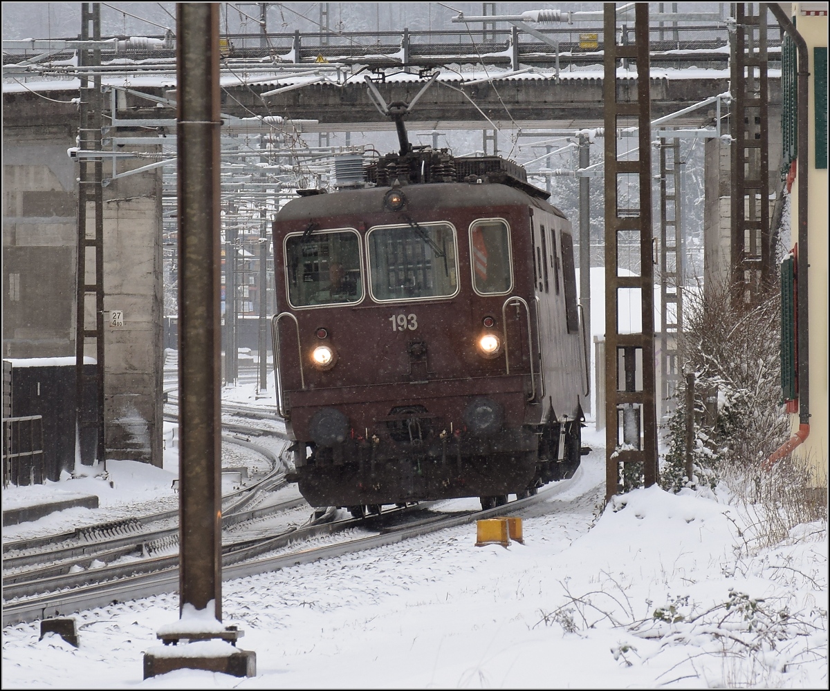 BLS Re 4/4 193 bei Durchfahrt in Tecknau. Januar 2017.