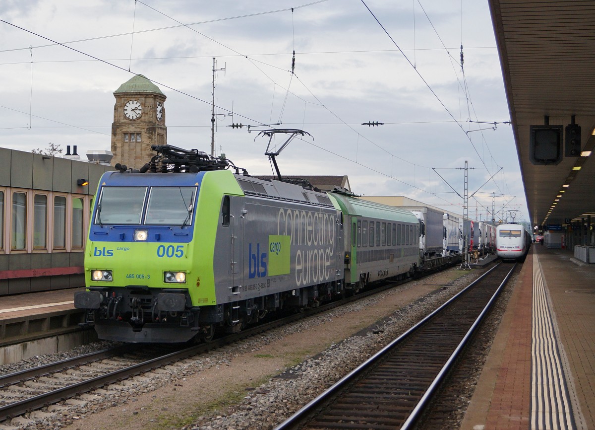 BLS: Re 485 005-3 mit ROLA bei der Durchfahrt Badischer Bahnhof Basel am 8. Januar 2015.
Foto: Walter Ruetsch