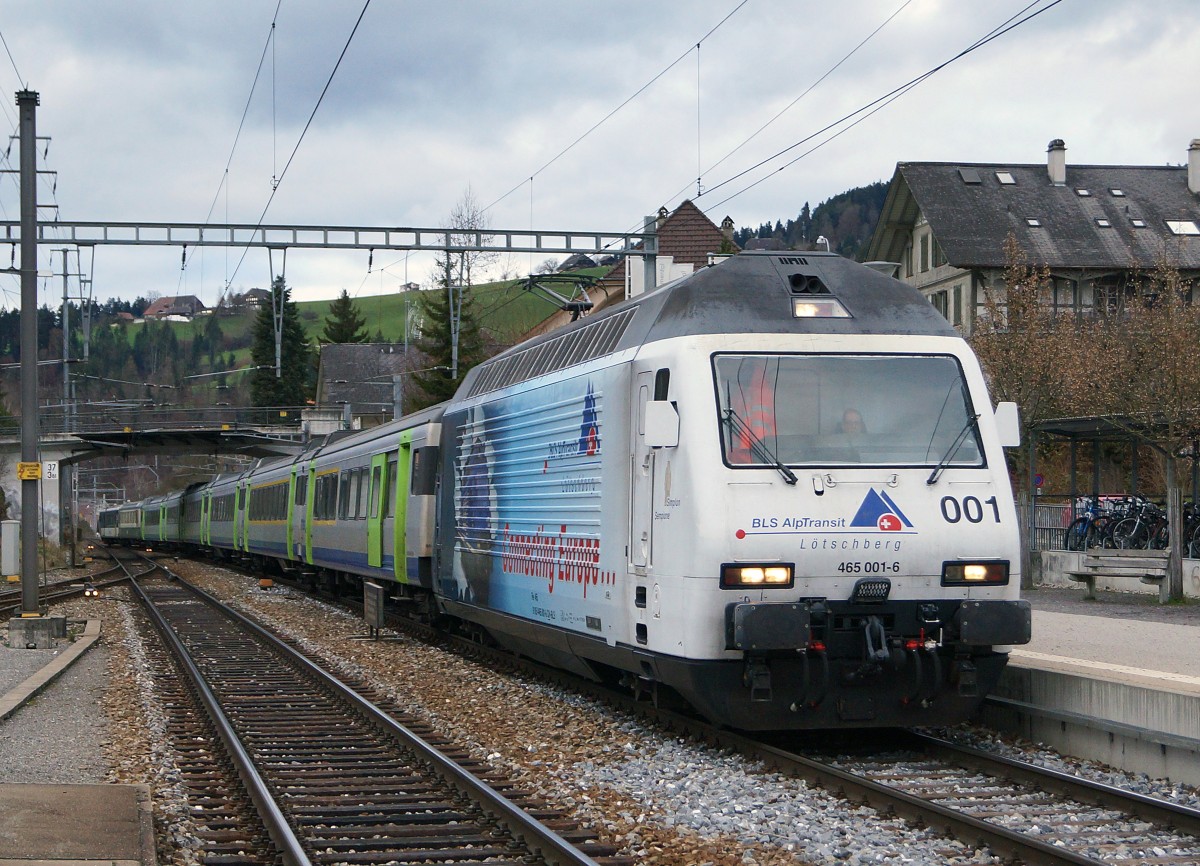 BLS: RE Bern-Luzern mit der Re 465 001-6 bei der Einfahrt Langnau im Emmental am 11. Dezember 2014. Besonders zu beachten ist das zweiteilige Verstärkungsmodul am Zugsschluss.
Bahnsujets der Woche 50/2014 von Walter Ruetsch