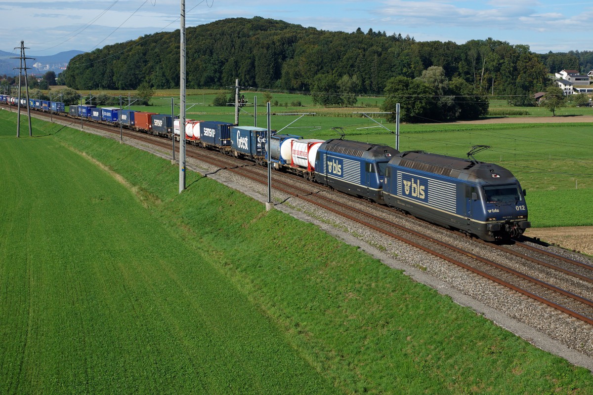 BLS: Schwerer Güterzug mit Doppeltraktion Re 465 auf der Fahrt in den Süden am 16. September 2015. An der Spitze des Zuges läuft die Re 465 012-3. Die Aufnahme ist am letzten Sommertag des Jahres 2015 bei Bettenhausen entstanden.
Foto: Walter Ruetsch