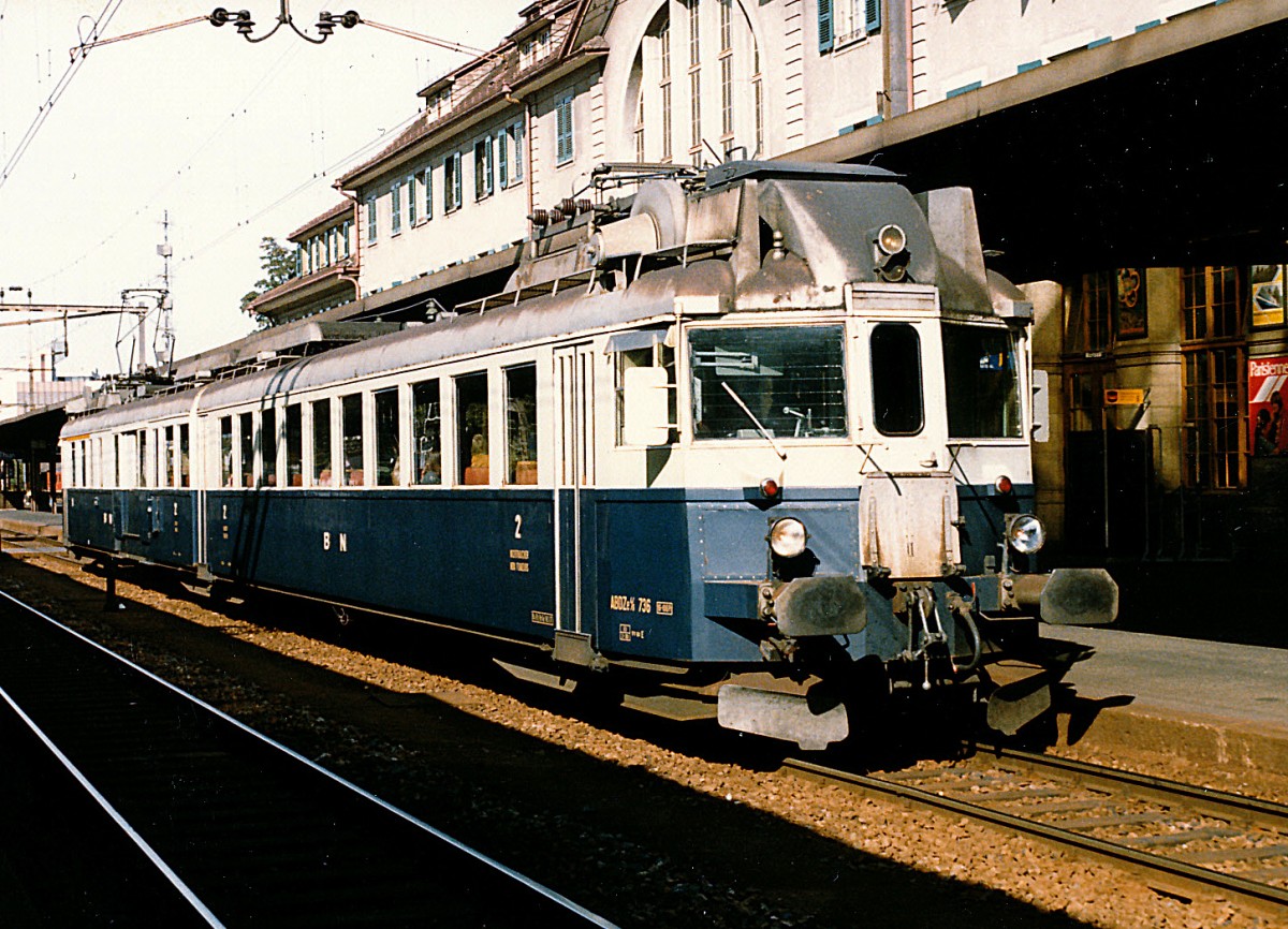 BLS/BN: 
Nach dreijähriger Renovation ist der als «Blauer Pfeil» bekannte Zug der BLS wieder auf dem Schweizer Schienennetz unterwegs. Die Jungfernfahrt am 12. August absolviert der Zug auf seiner ursprünglichen Einsatzstrecke Bern-Neuenburg.Der «Blaue Pfeil» verkehrte zwischen 1938 und 1985 auf dieser Strecke, danach noch bis 1999 auf dem Netz der Sensetalbahn. Als der Zug ausgemustert wurde, rettete ihn der Tramverein Bern vor dem Verschrotten. 2011 erwarb die BLS-Stiftung das letzte erhaltene Fahrzeug. Es gilt als Objekt der Industriekultur von nationaler Bedeutung.
 
Fahrzeiten Jungfernfahrt «Blauer Pfeil»
Dienstag, 12. August 2014. Bern ab 14.14 Uhr, Marin-Epagnier (NE) an 14.55 Uhr. Rückfahrt Marin-Epagnier ab 15.01 Uhr, Bern an 16.16 Uhr.

Die Aufnahme des ABDZe 736 (1938) ist im Oktober 1995 in Spiez entstanden.
Foto: Walter Ruetsch
 
