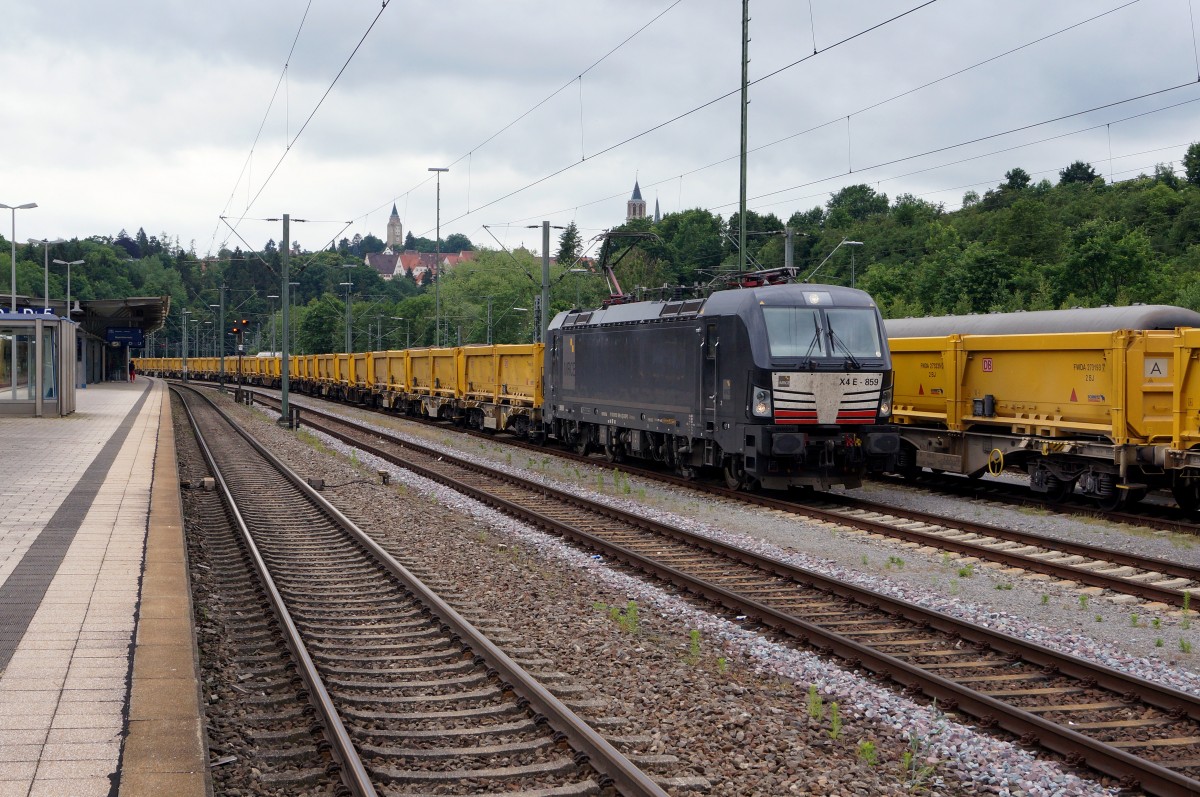 BR 193: Die 193 859 (X4E-859) trifft mit Aushubwagen von Stuttgart 21 am 18. Juni 2015 in Rottweil ein.
Foto: Walter Ruetsch 