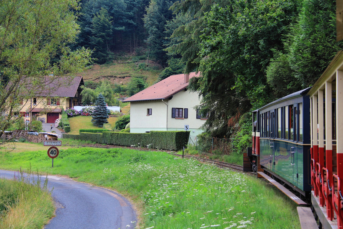 Chemin de Fer Forestier d'Abreschviller : Durchfahrt durch Lettenbach - interessant ist, dass hier die meisten Ortsnamen deutsch sind. An erster Stelle des Zugs der  Orient Express -Wagen. 22 7 18
