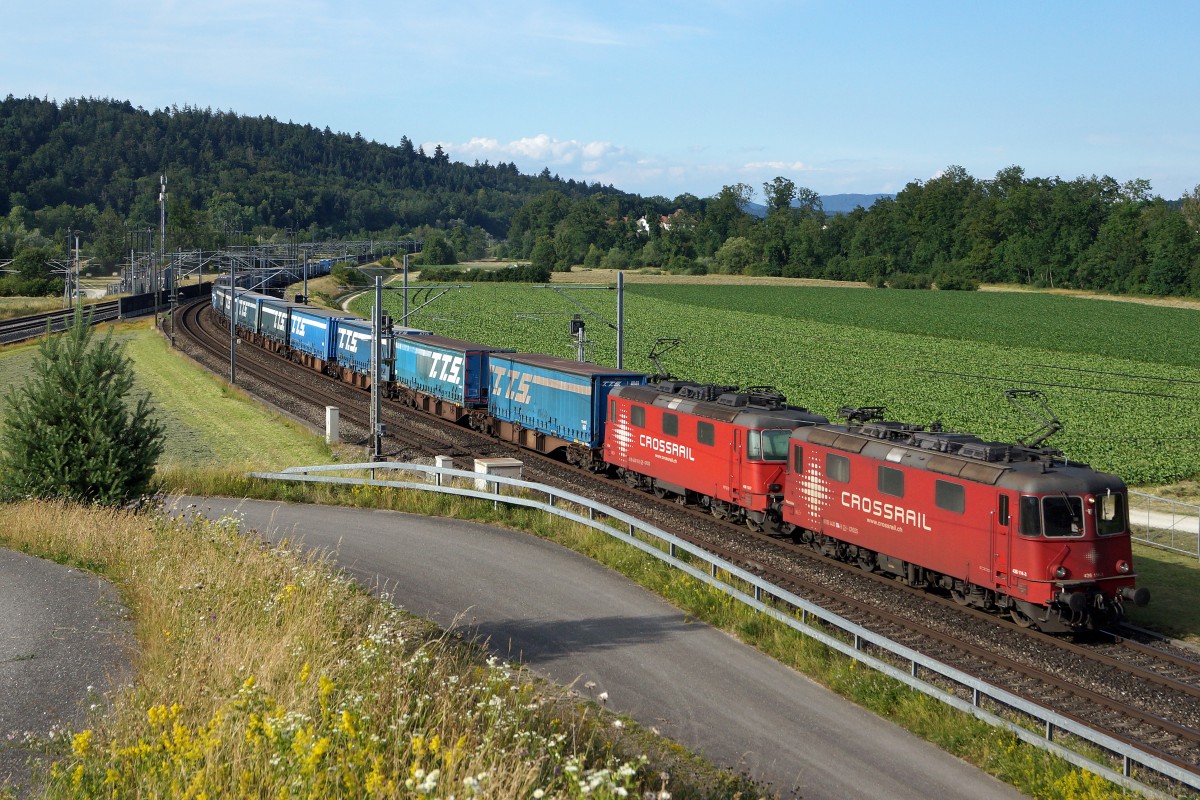 CROSSRAIL: Doppeltraktion mit Re 436 114-3 bei Roggwil am 25. Juni 2015.
Foto: Walter Ruetsch