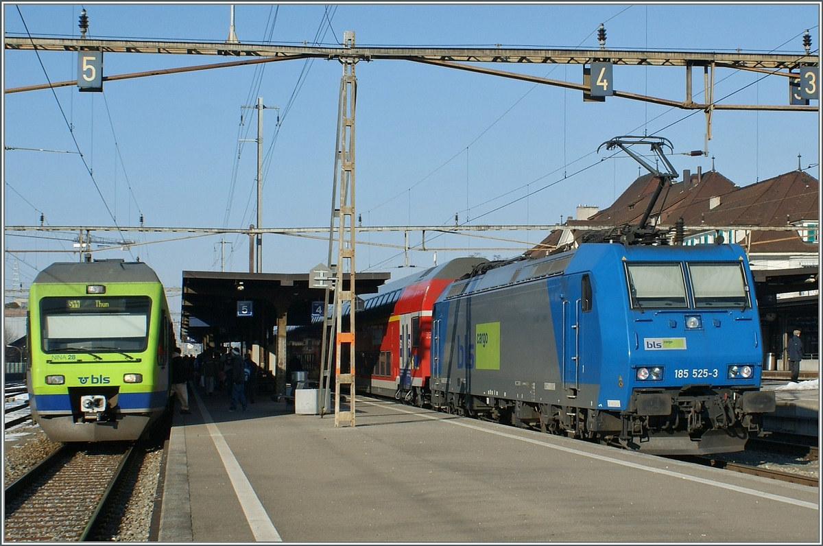 Da es bei den  Ltschberger  etwas zu Lieferungsverzgerungen kam, wurden im S-Bahn Verkehr Thun - Bern - Fribourg zeitweise 185 mit DSB Doppelstockwagen eingesetz, wie dieses Bild aus Thun vom 29. Dez. 2008 zeigt.