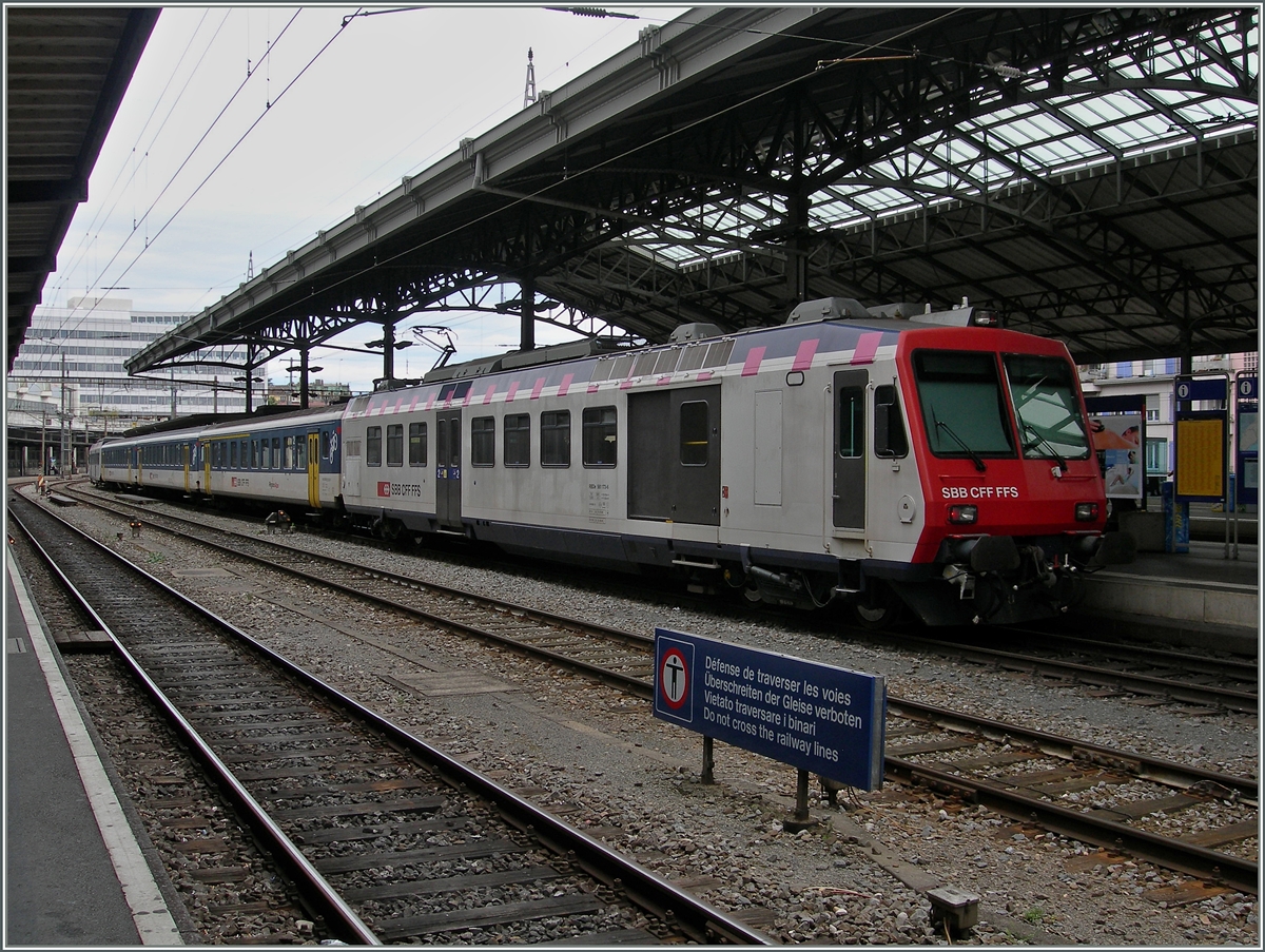 Da die ex MThB  Seehas -Züge akut vor dem Aussterben bedroht sind, greift man beim Auftauchen der farbenfrohen Züge auch zur Klein-Kamera, wenn  die Verhältnisse nicht so ideal sind: RBDe 561 173-6 als S1 12151 nach Villeneuve wartet in Lausanne auf die Abfahrt. 
25. August 2014