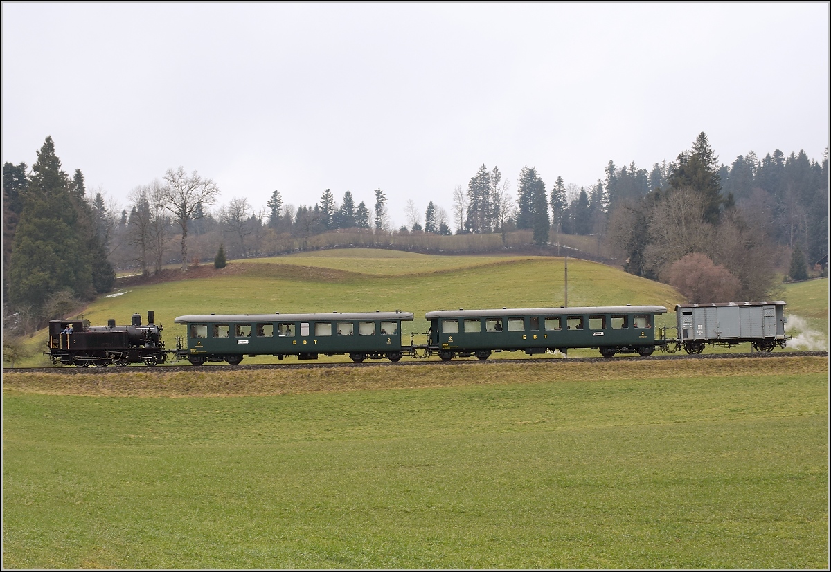 Dampflok Ed 3/4 Nr. 2 der Solothurn-Münster-Bahn zwischen Griesbach und Gammenthal. Betreut wird die Lok durch den Verein historische Emmentalbahn. Mit im Gepäck hat sie zwei vierachsige Leichtstahlplattformwagen und einen K2. Februar 2018.