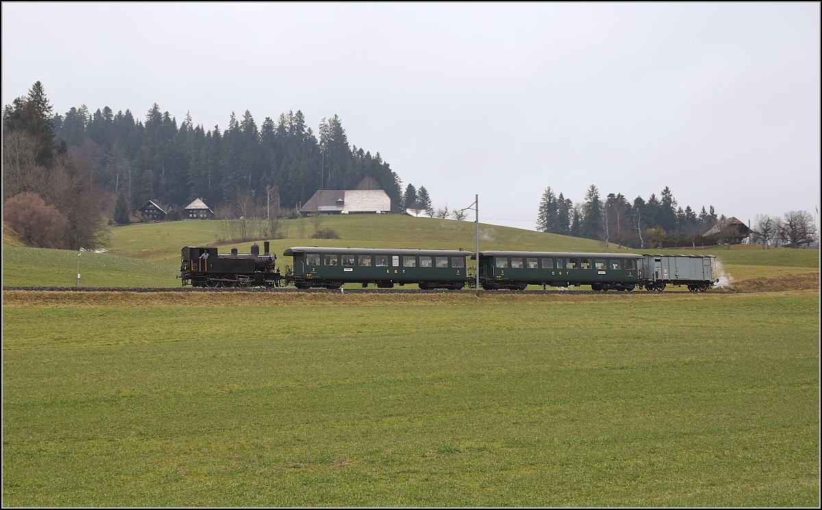 Dampflok Ed 3/4 Nr. 2 der Solothurn-Münster-Bahn bei Weiler. Betreut wird die Lok durch den Verein historische Emmentalbahn. Mit im Gepäck hat sie zwei vierachsige Leichtstahlplattformwagen und einen K2. Februar 2018.