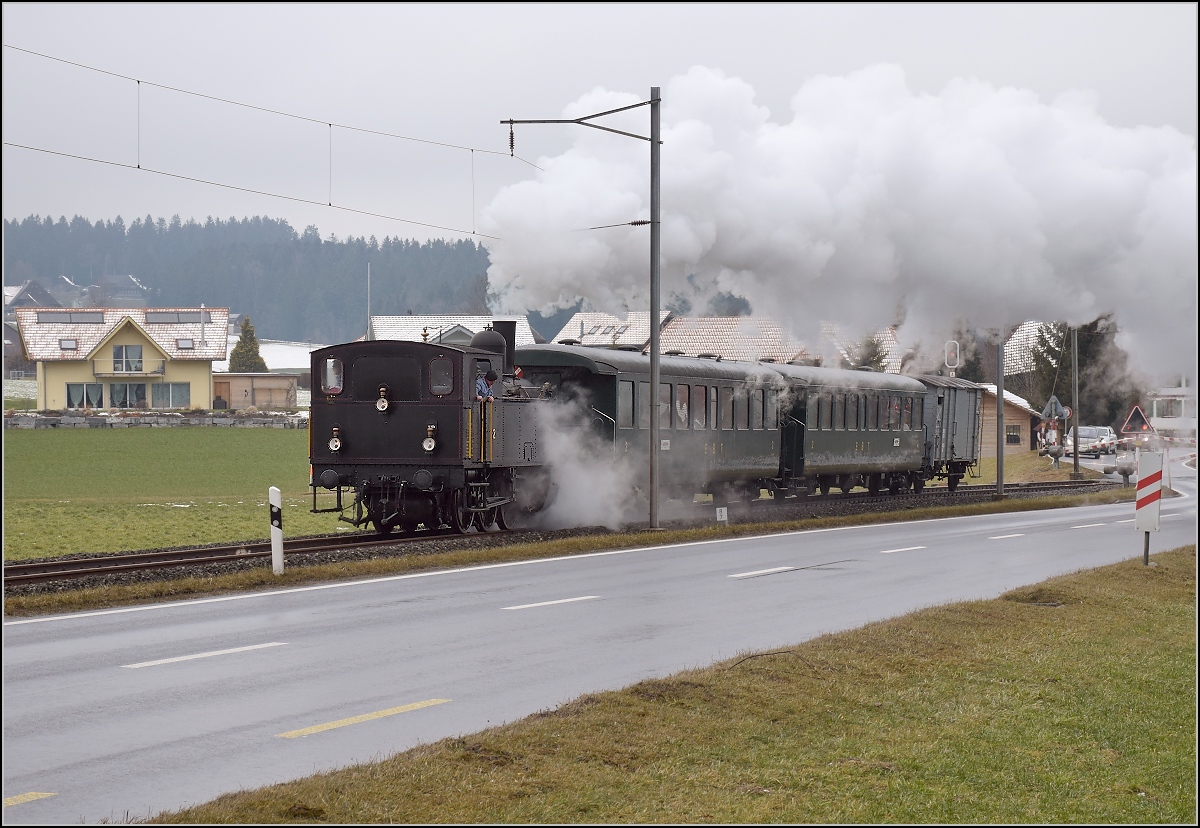 Dampflok Ed 3/4 Nr. 2 der Solothurn-Münster-Bahn bei Affoltern. Betreut wird die Lok durch den Verein historische Emmentalbahn. Mit im Gepäck hat sie zwei vierachsige Leichtstahlplattformwagen und einen K2. Februar 2018.