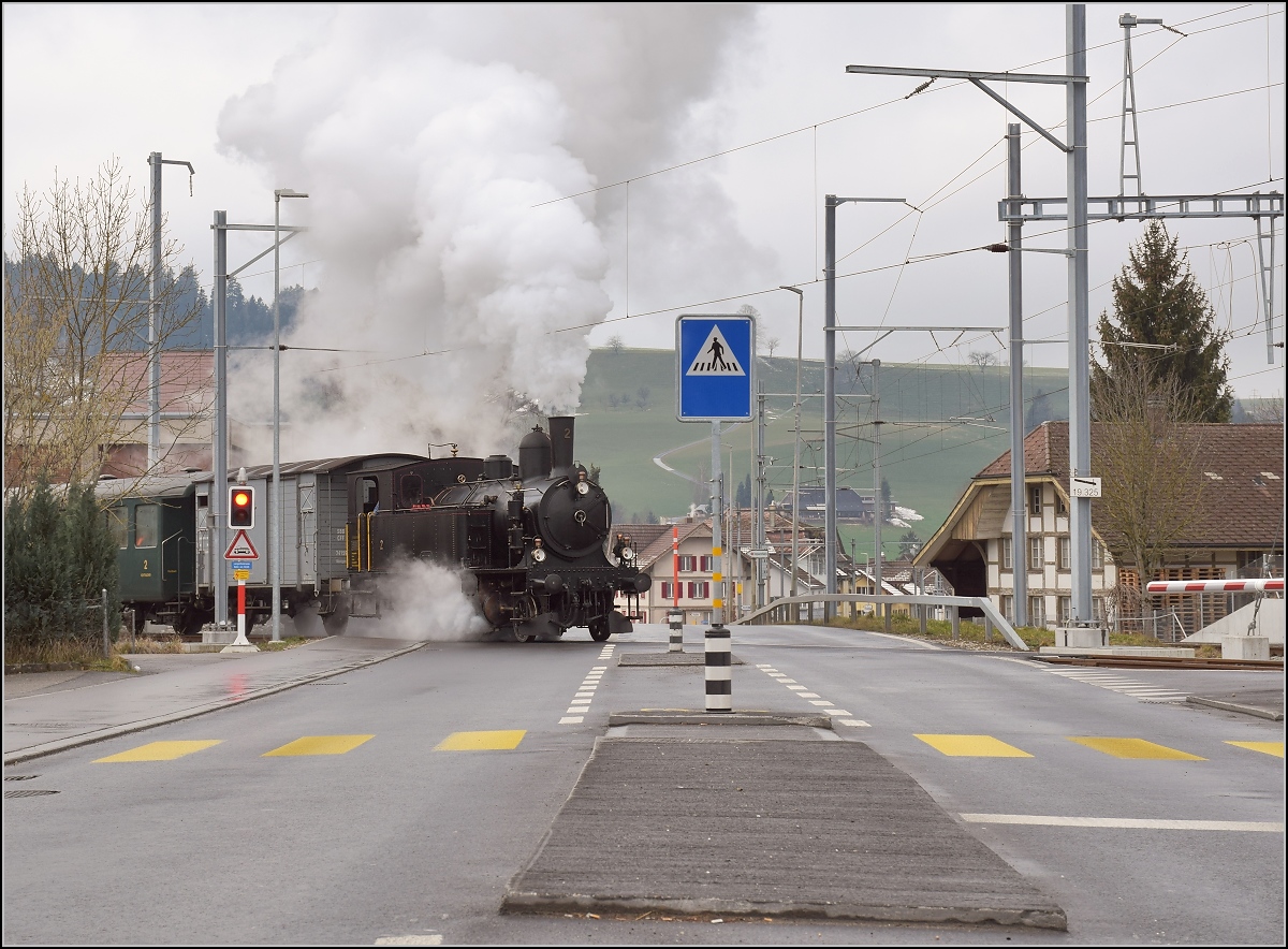 Dampflok Ed 3/4 Nr. 2 der Solothurn-Münster-Bahn in Huttwil. Betreut wird die Lok durch den Verein historische Emmentalbahn. Mit im Gepäck hat sie zwei vierachsige Leichtstahlplattformwagen und einen K2. Februar 2018