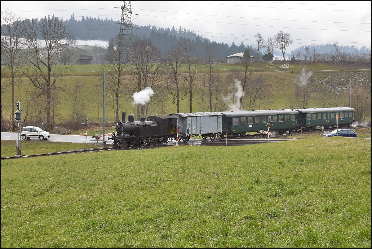 Dampflok Ed 3/4 Nr. 2 der Solothurn-Münster-Bahn bei Dürrenroth. Betreut wird die Lok durch den Verein historische Emmentalbahn. Mit im Gepäck hat sie zwei vierachsige Leichtstahlplattformwagen und einen K2. Februar 2018