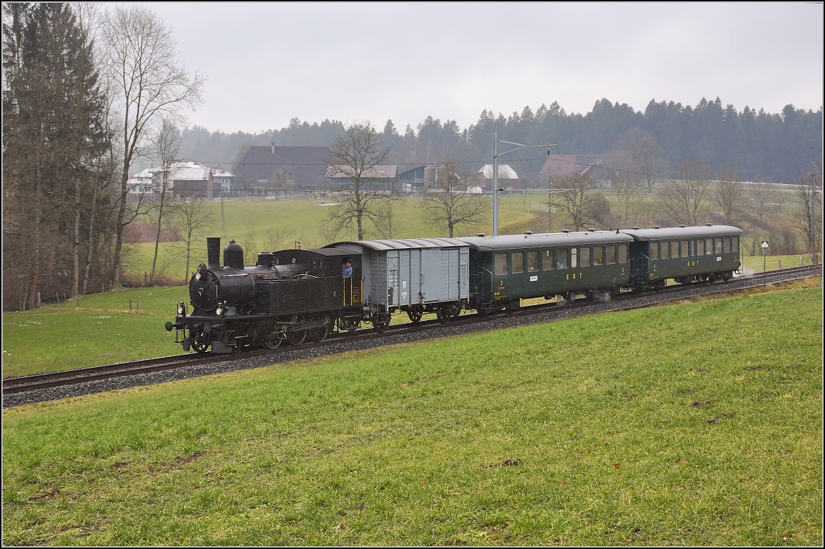 Dampflok Ed 3/4 Nr. 2 der Solothurn-Münster-Bahn bei Dürrenroth. Betreut wird die Lok durch den Verein historische Emmentalbahn. Mit im Gepäck hat sie zwei vierachsige Leichtstahlplattformwagen und einen K2. Februar 2018.