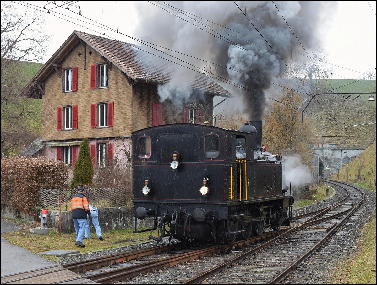 Dampflok Ed 3/4 Nr. 2 der Solothurn-Münster-Bahn in Sumiswald-Grünen beim Wasser fassen. Februar 2018.
