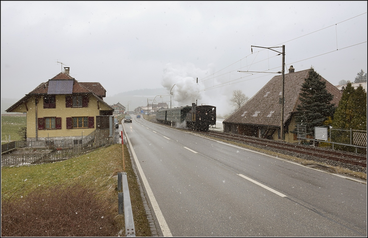 Dampflok Ed 3/4 Nr. 2 der Solothurn-Münster-Bahn bei Häusernmoos. Betreut wird die Lok durch den Verein historische Emmentalbahn. Mit im Gepäck hat sie zwei vierachsige Leichtstahlplattformwagen und einen K2. Februar 2018. 