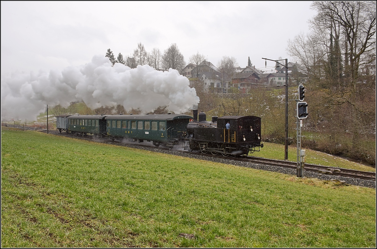 Dampflok Ed 3/4 Nr. 2 der Solothurn-Münster-Bahn bei Dürrenroth. Betreut wird die Lok durch den Verein historische Emmentalbahn. Mit im Gepäck hat sie zwei vierachsige Leichtstahlplattformwagen und einen K2. Februar 2018. 