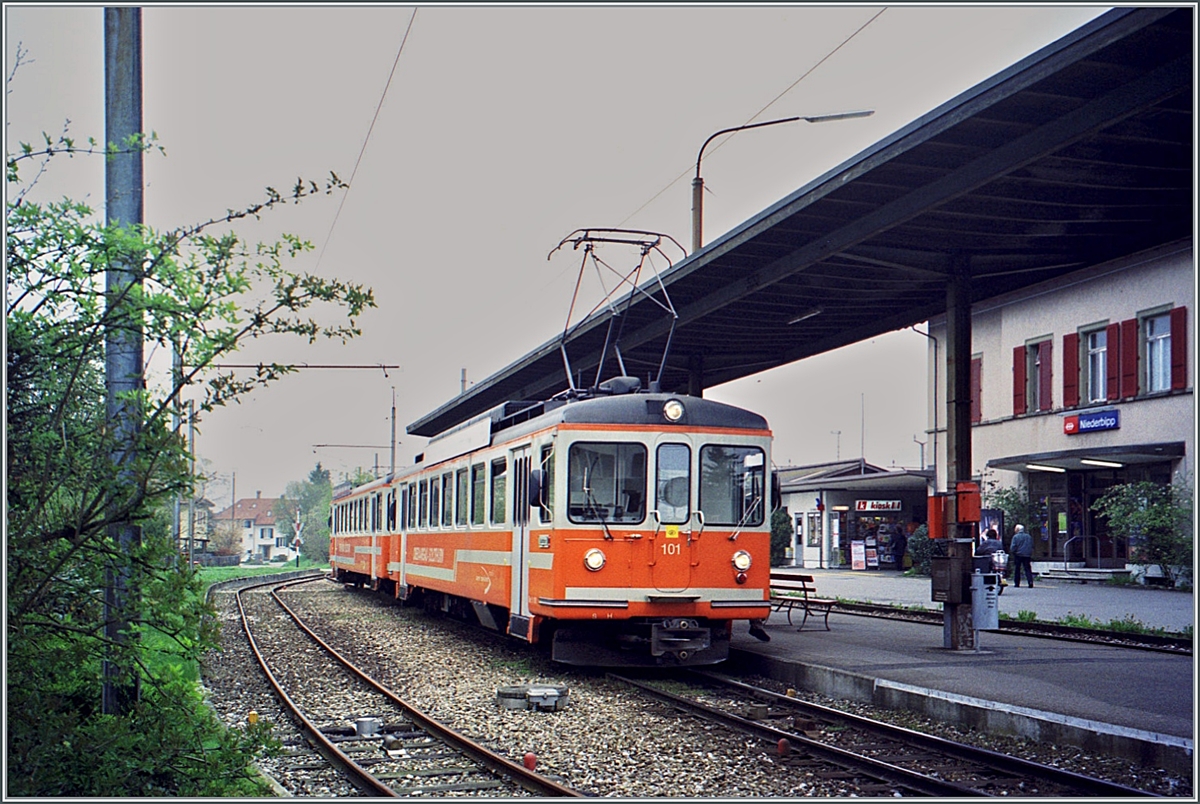 Das  Bippeerlisi  Be 4/4 101 mit Bt in Niederbipp. Damals endete die Strecke von Solothurn und Langenthal hier, der Ausbau nach Oensingen erfolgte erst später. 

Analobbild vom 24. April 2001