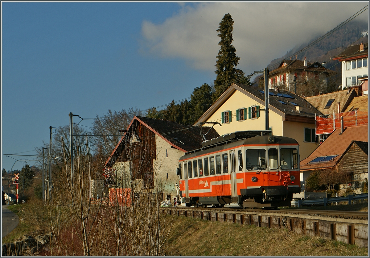 Das Bipperlisi, noch fast in den SNB/OJB Originallackierung, als MOB Be 4/4 1007 unterwegs als Regionalzug Richtung Montreux bei Planchamp.
17. Feb. 2014