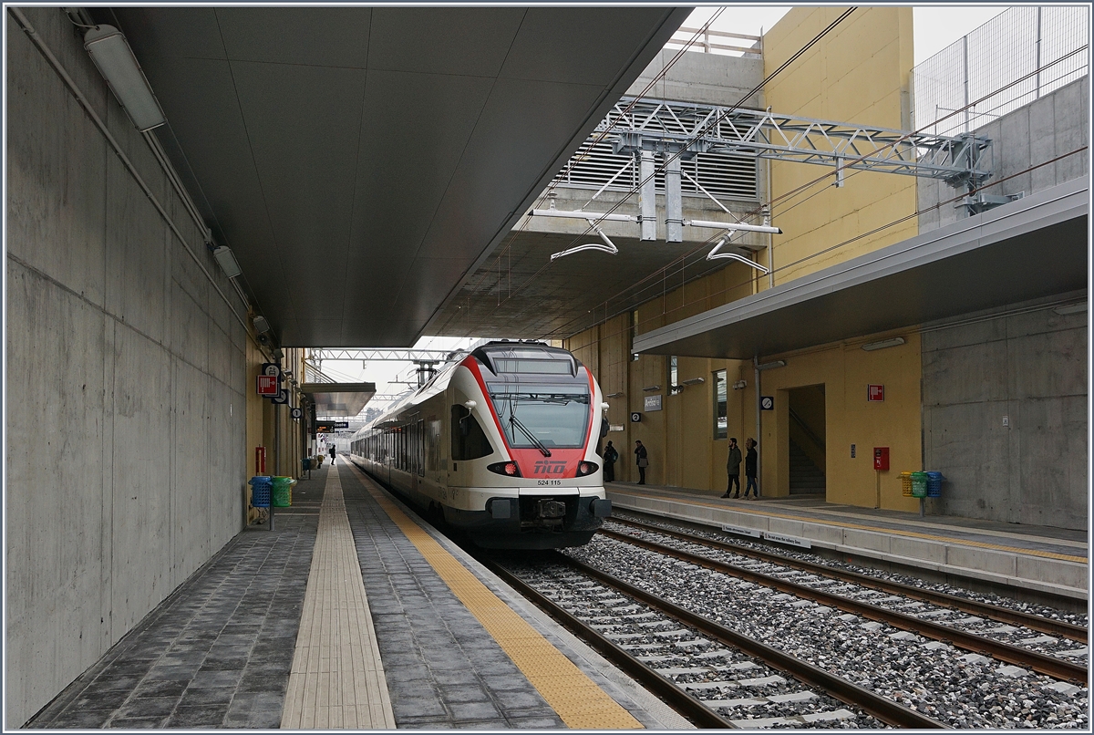 Das Jahr 2018 brachte die Eröffnung, bzw. Wiedereröffnung zweier internationalen Strecken: am 7. Jan 2018 Stabio - Varese (FMV) und am 9. Dez. 2018 die Strecke Delle - Belfort.

Der SBB TILO RABe 524 115 verlässt Arcisate in Richutung Mendriso.

16. Jan. 2018
